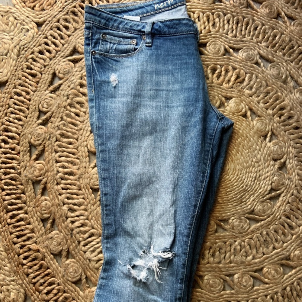Jeans w/ Rip at the Knee